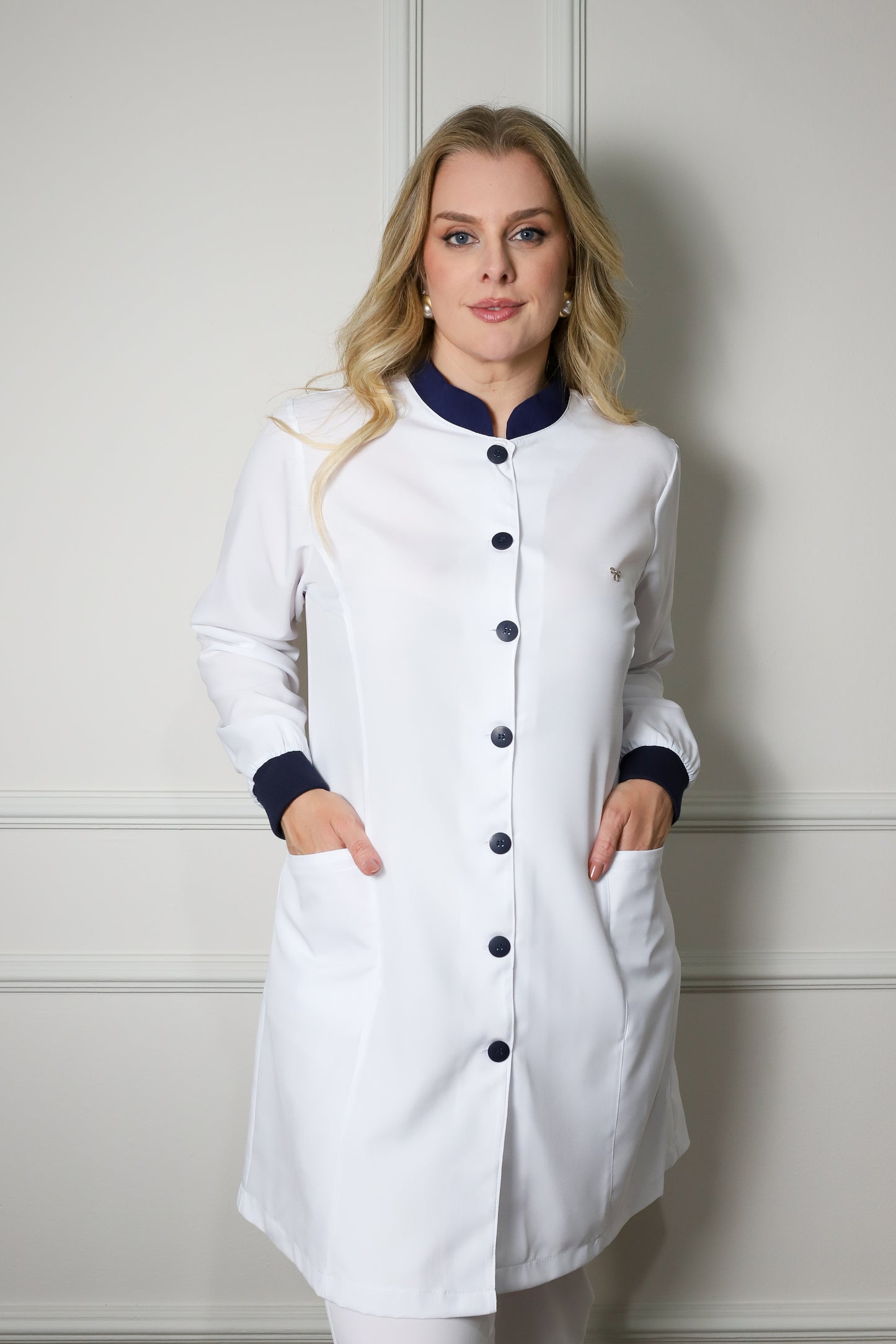 Jaleco Plus Size Feminino Manu Branco com Marinho