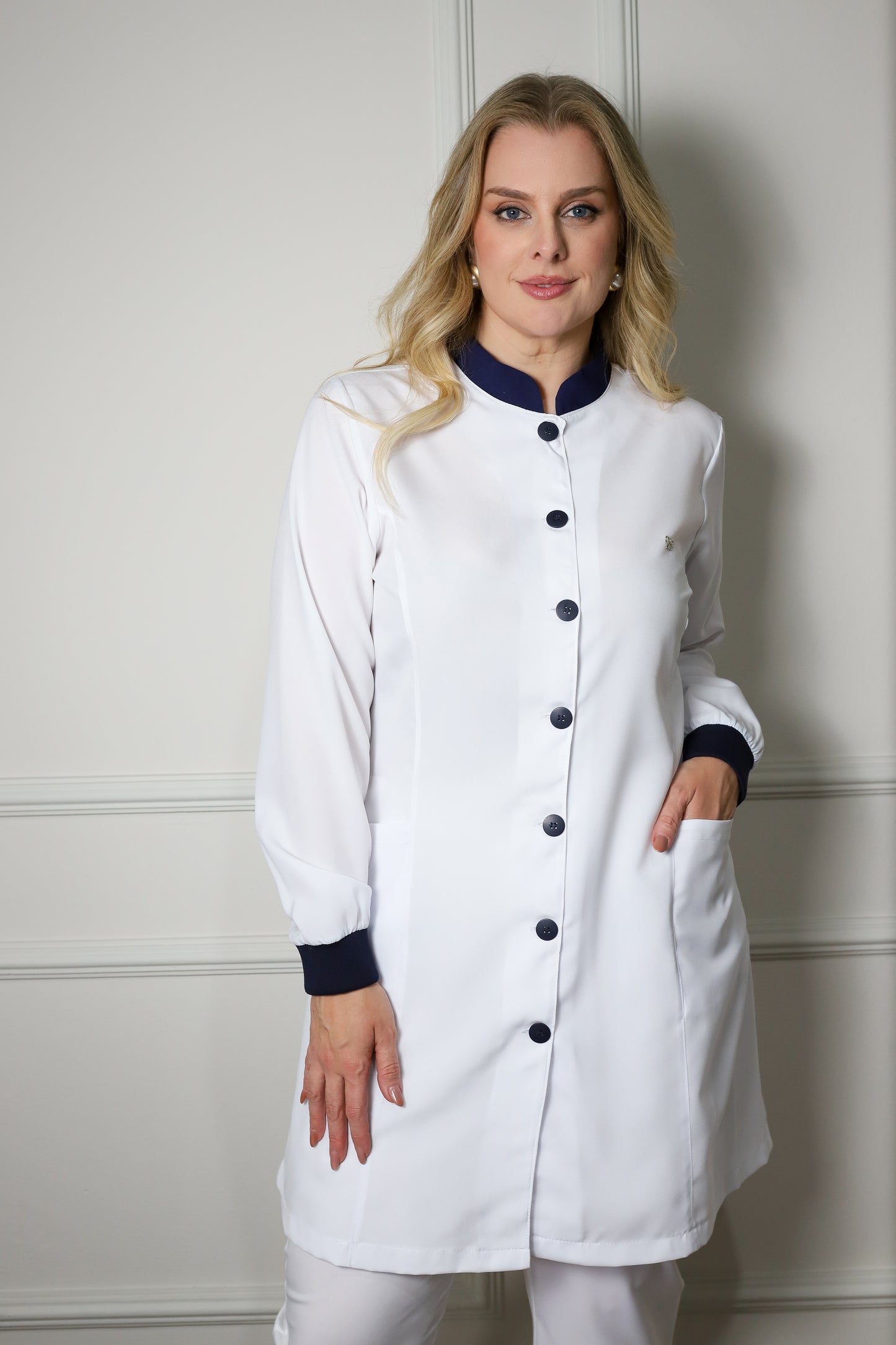 Jaleco Plus Size Feminino Manu Branco com Marinho