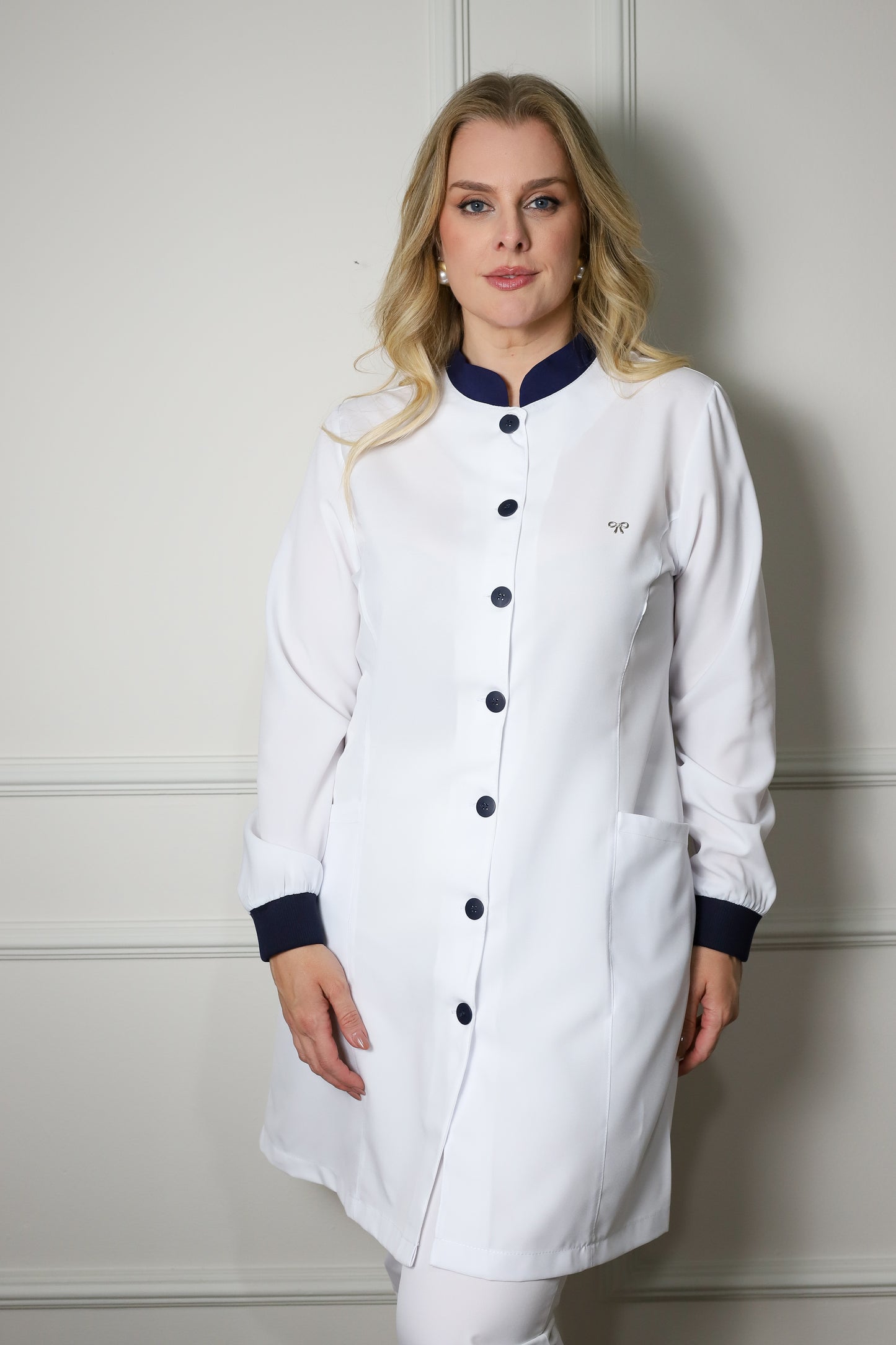 Jaleco Plus Size Feminino Manu Branco com Marinho